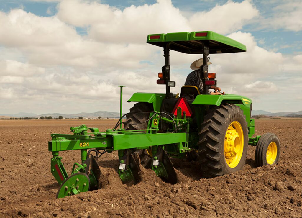 Arado agrícola usado preparando el terreno para la siembra.
Arado agrícola de segunda mano trabajando un campo en Toledo