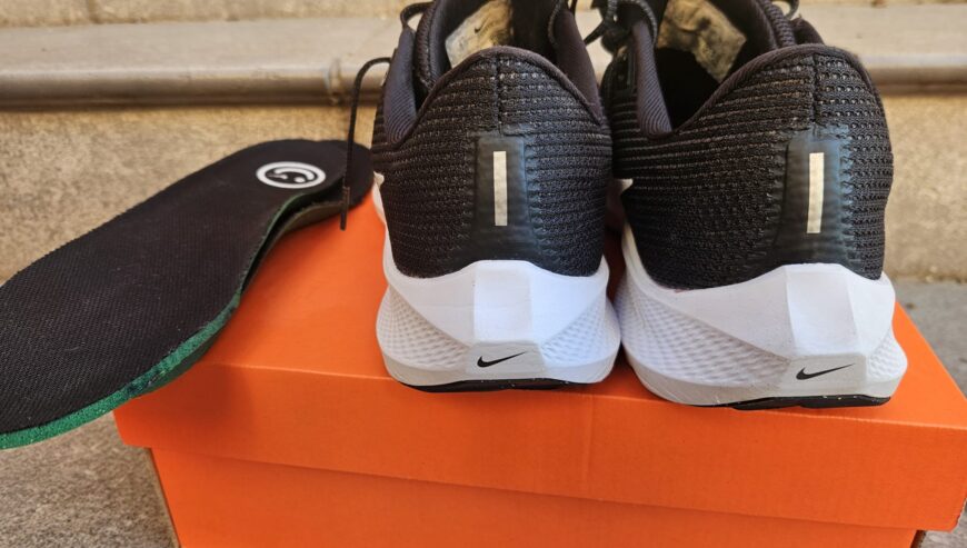 Nike PEGASUS 40. Negras