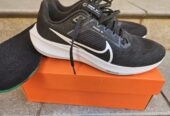 Nike PEGASUS 40. Negras