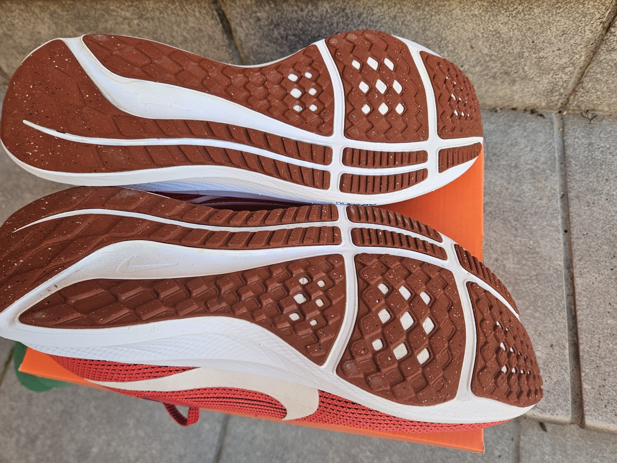 Nike PEGASUS 40. Hombre rojas. Como nueva